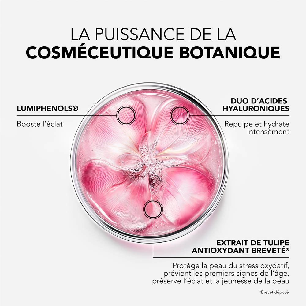 Produit en flacon rose avec pompe noire. Application du produit.