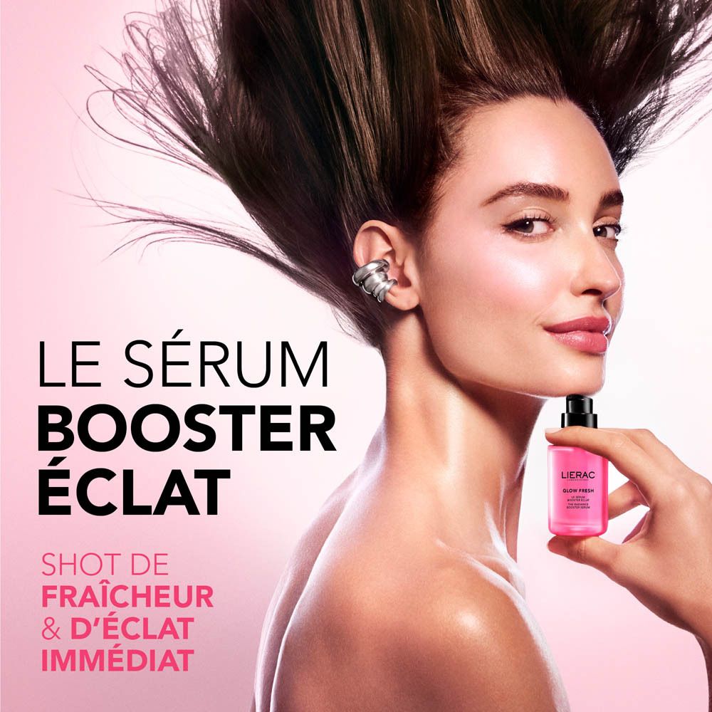 Femme tenant un flacon rose avec pompe noire. Inscription : Lierac.