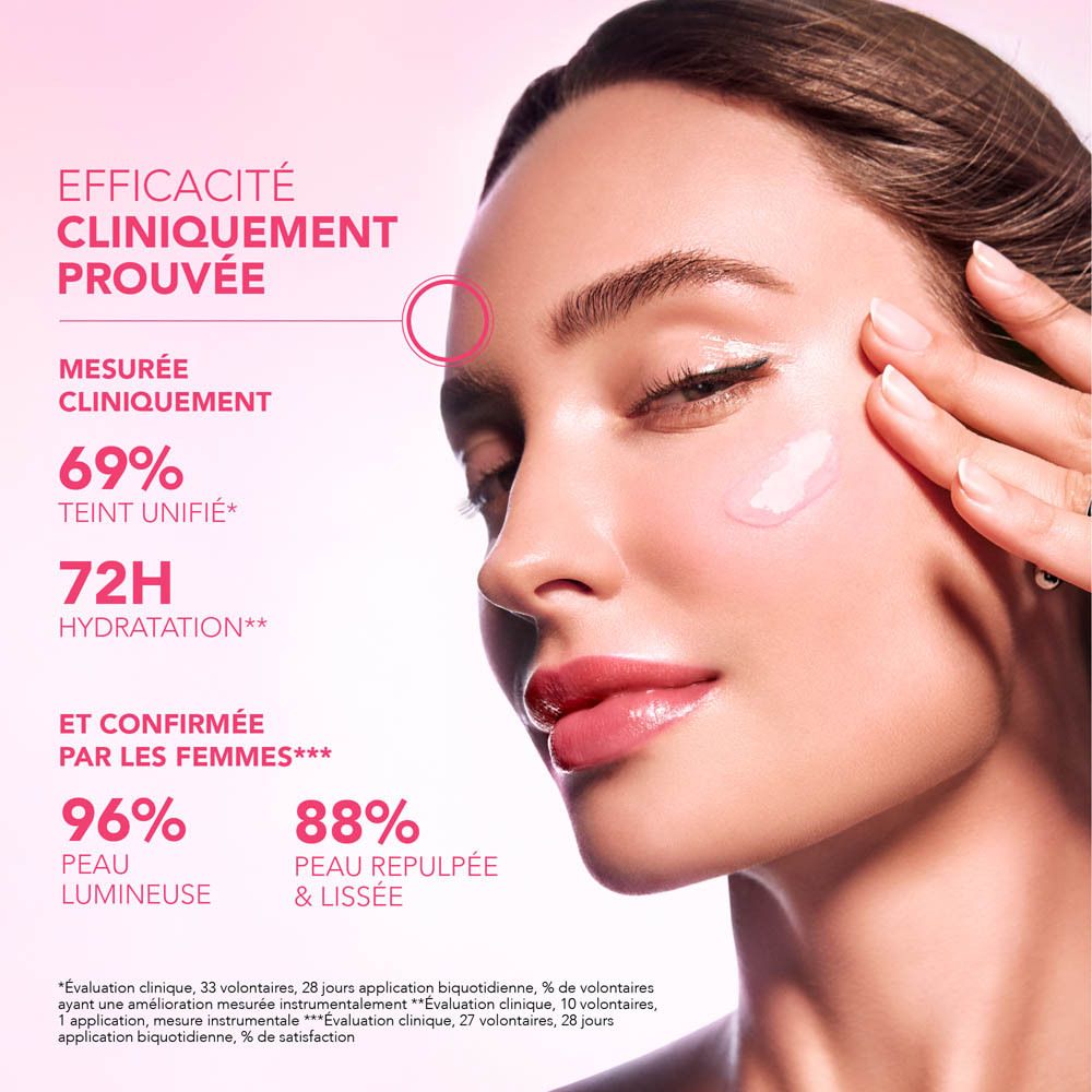 Femme avec visage traité avec le produit. Texte sur les résultats.