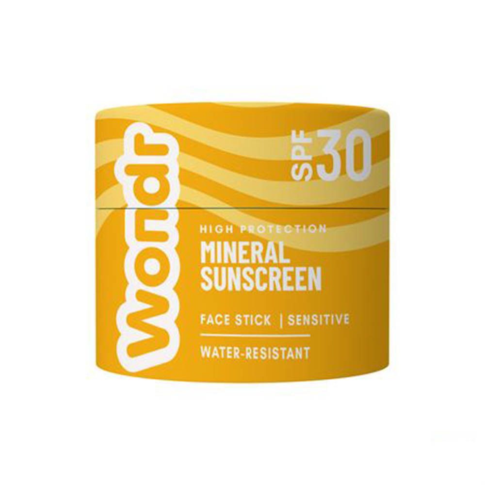 Emballage cylindrique jaune. Inscriptions : Wondr, SPF 30, Mineral Sunscreen, Face Stick, Sensitive, Water-Resistant.