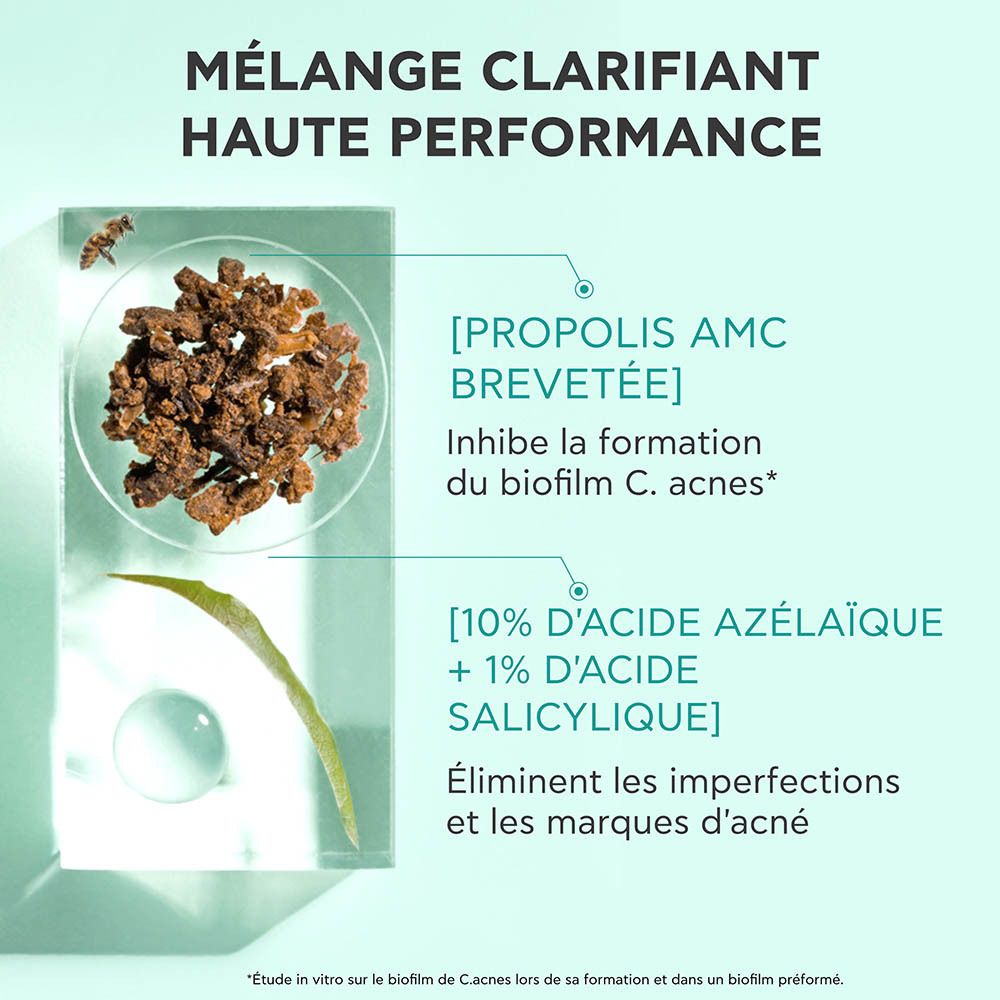Gros plan sur la peau. Texte : Avant/Après. Réduction des imperfections et des cicatrices d'acné.