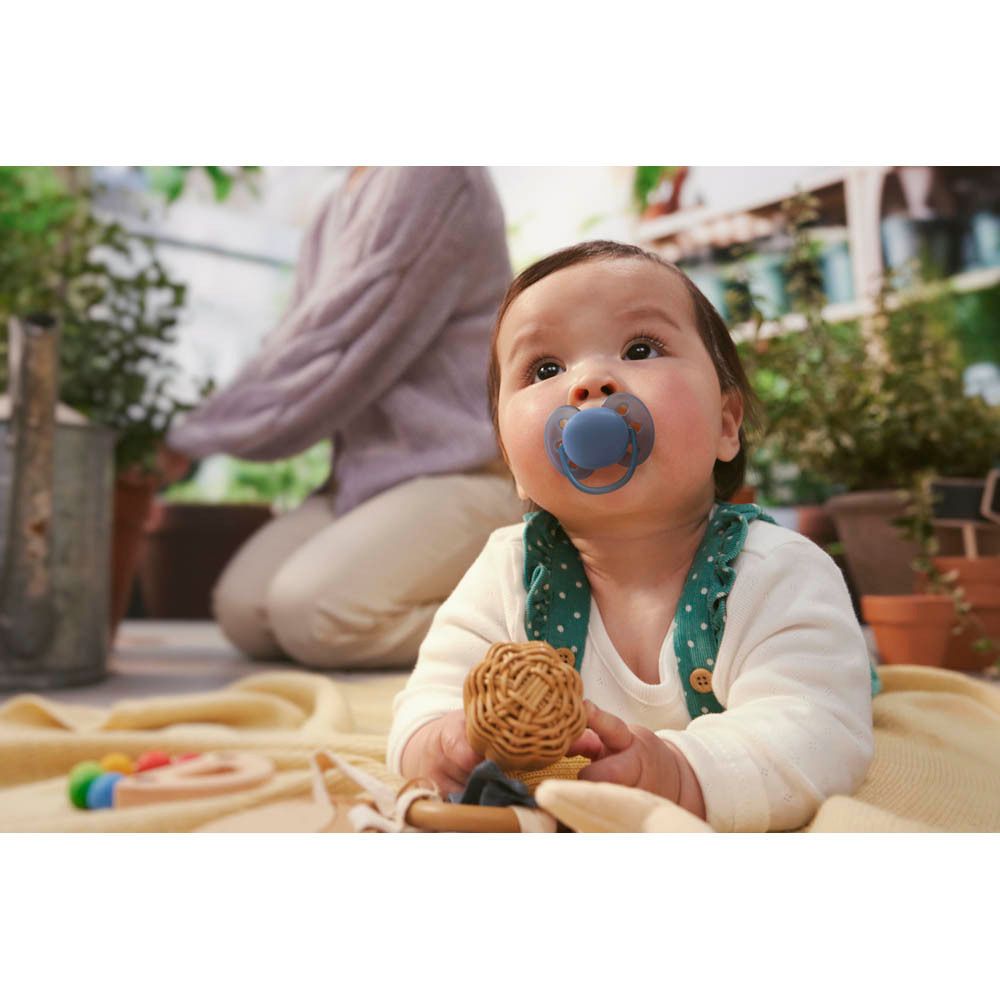 Deux sucettes Philips Avent, une bleu clair et une verte, isolées sur fond blanc.