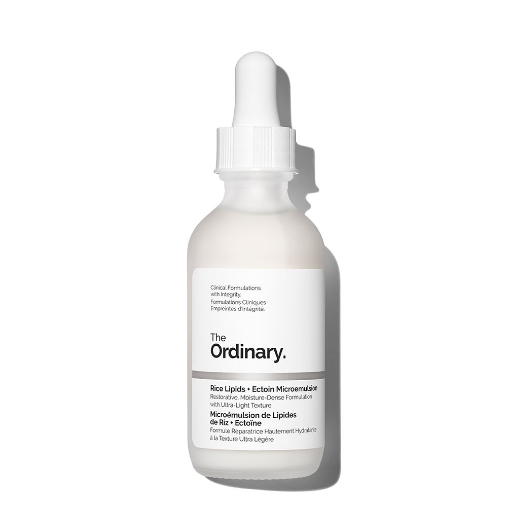 Flacon blanc avec pipette. Inscription: The Ordinary. Nom du produit et texte.