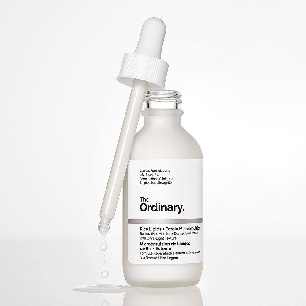 Flacon avec pipette, liquide qui coule. Inscription: The Ordinary.