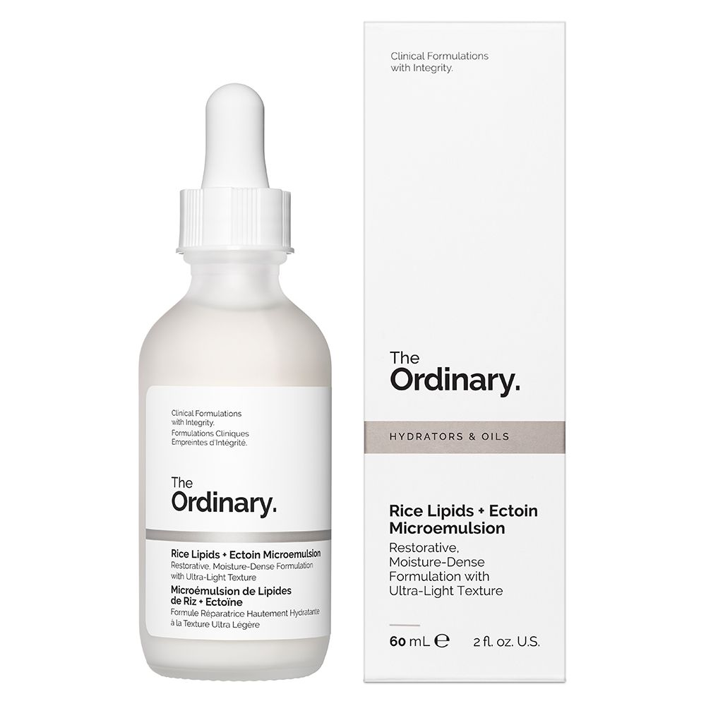 Flacon et emballage. Inscription: The Ordinary. Nom du produit et texte.