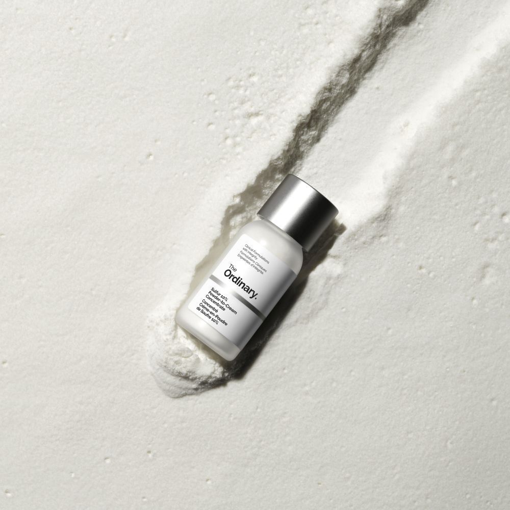 Emballage. Emballage blanc avec informations produit. Emballage partiellement ouvert.