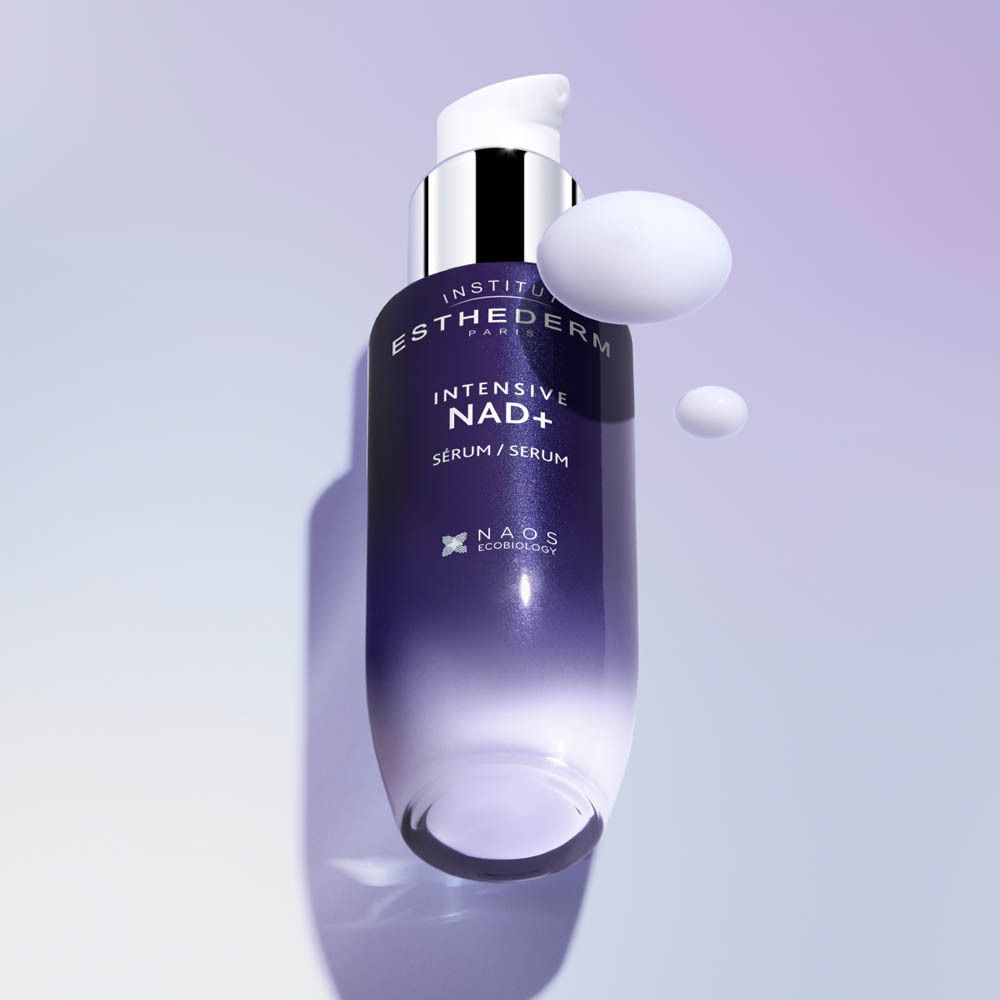 Arrière d'un flacon en verre foncé Institut Esthederm Intensive NAD+ sérum avec informations produit.