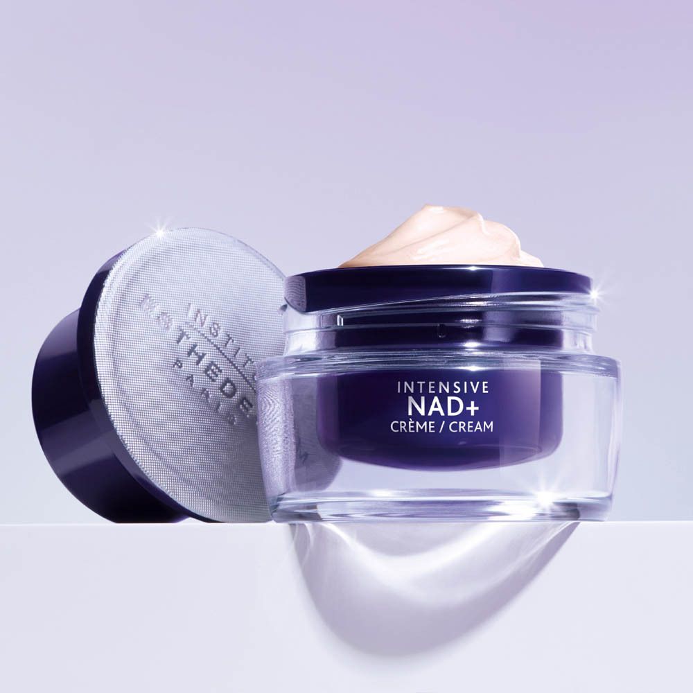 Institut Esthederm Intensive NAD+ Crème Recharge carton avec informations produit.