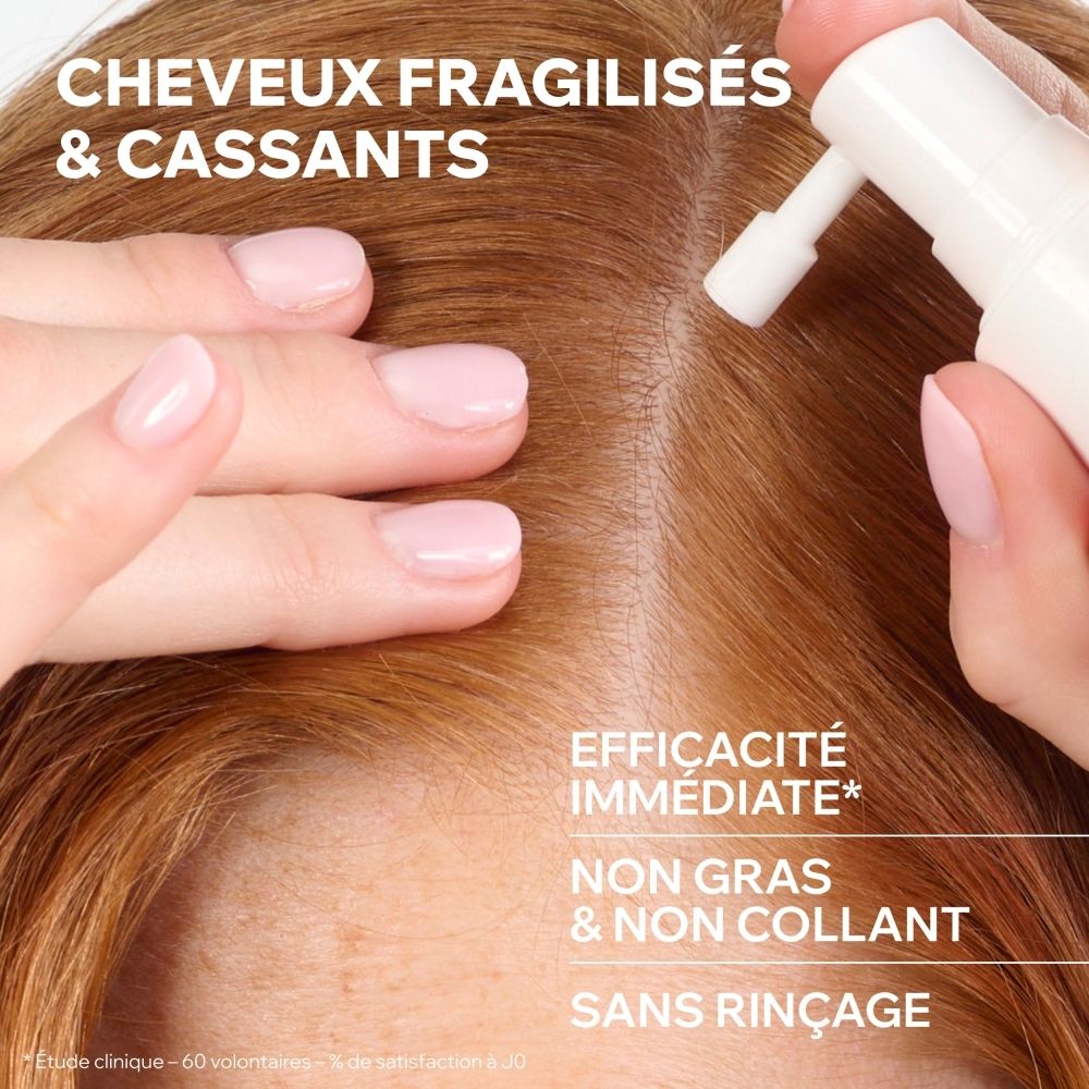 Un applicateur spray blanc est utilisé sur le cuir chevelu pour traiter les cheveux clairsemés.