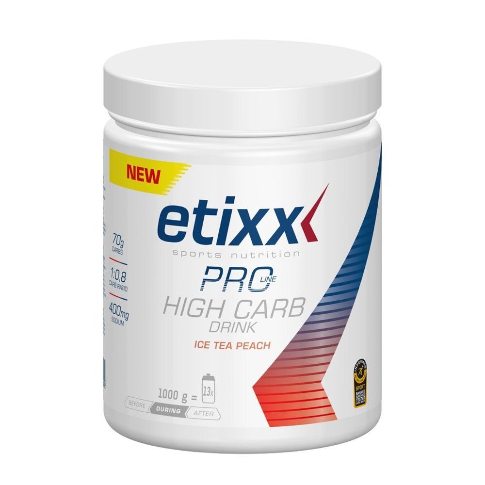 Récipient cylindrique blanc avec couvercle. Inscription : Etixx Pro Line High Carb Drink Ice Tea Peach. Étiquette jaune 'NEW'.