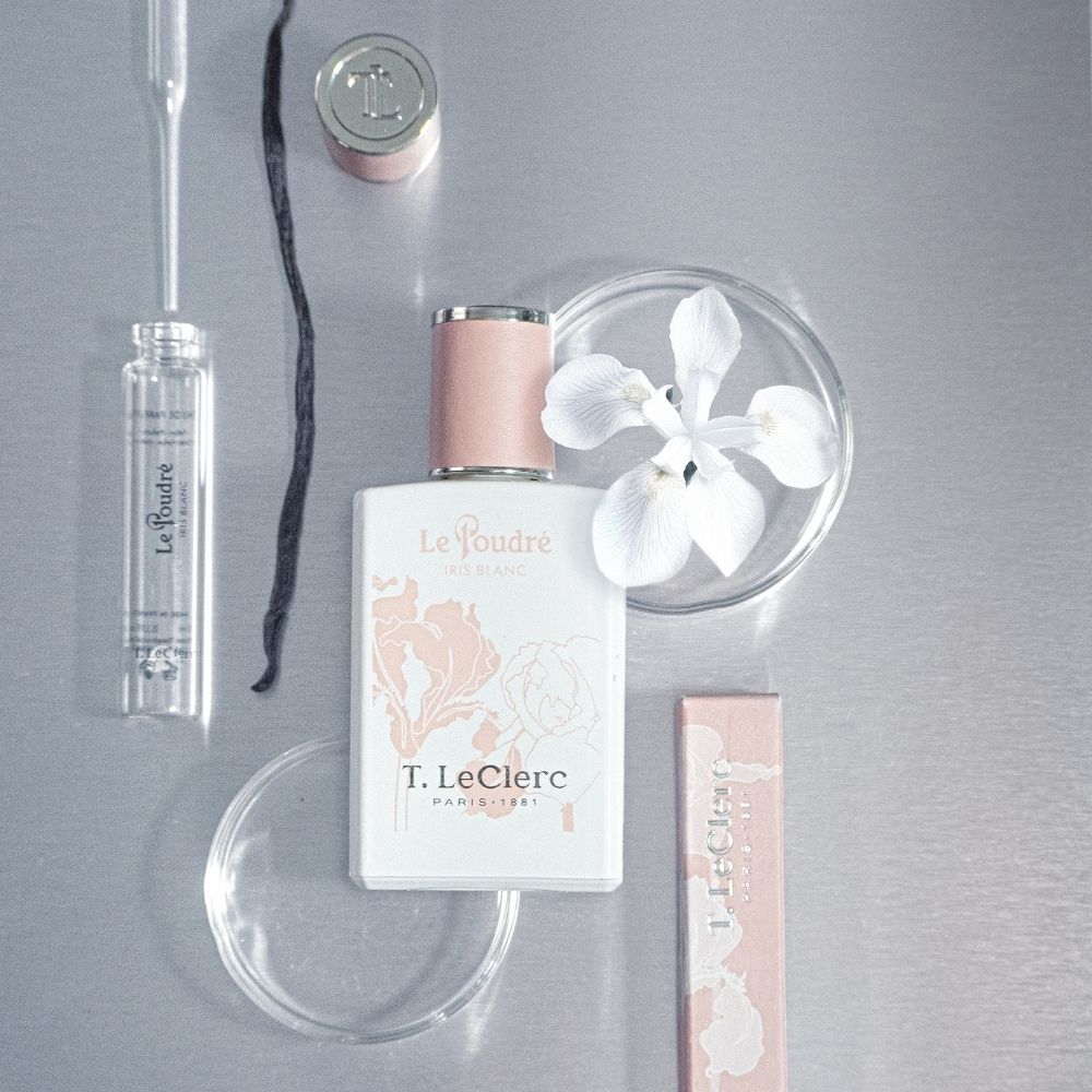 Flacon T. LeClerc Le Poudré Iris Blanc Eau de Parfum avec matériel de laboratoire.