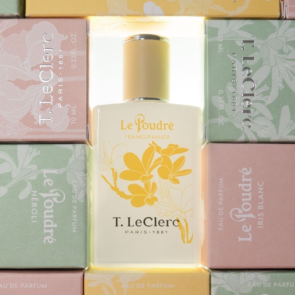 Flacon T. LeClerc Eau de Parfum Le Poudré Frangipanier entouré d'emballages.