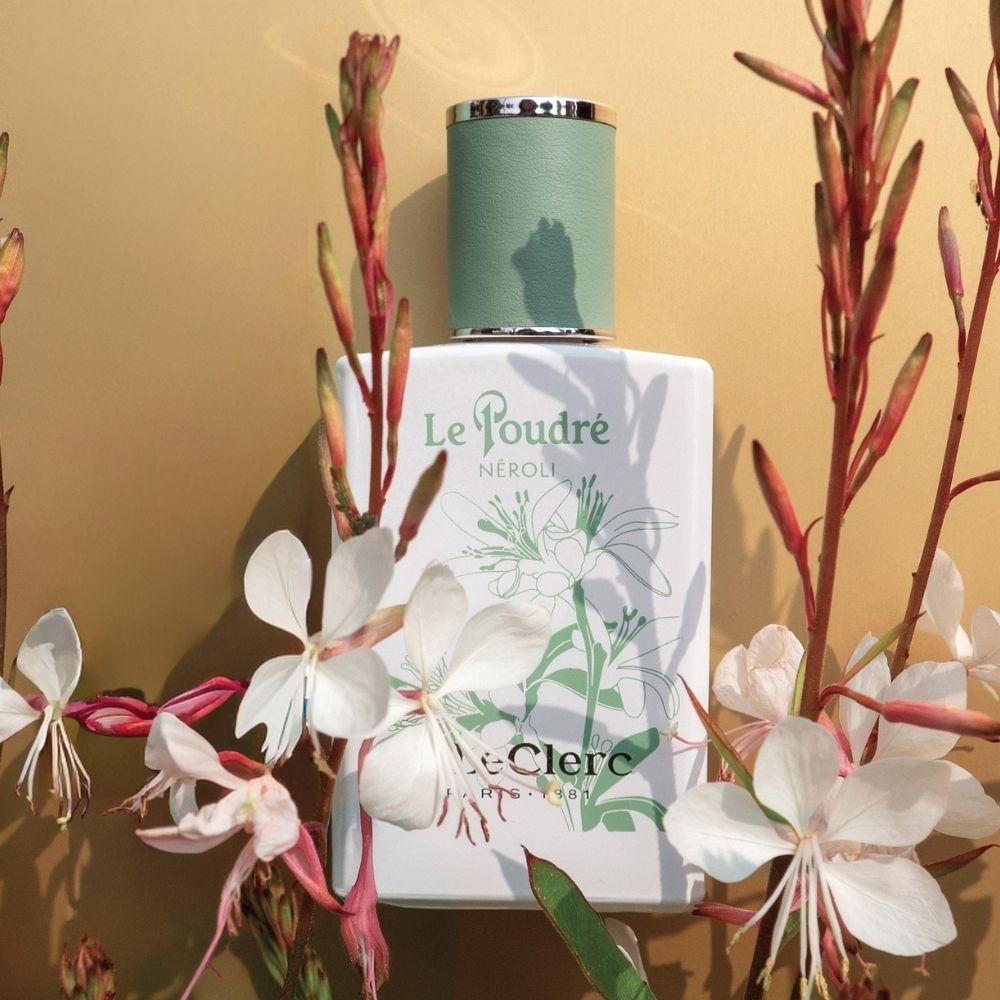 T.LeClerc Le Poudre Neroli Eau de Parfum Flacon avec fleurs.