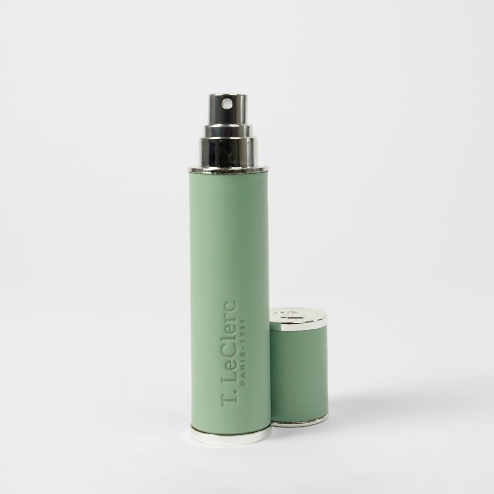 Vaporisateur de sac T. Leclerc pour parfum, vert, avec capuchon argenté et vaporisateur.