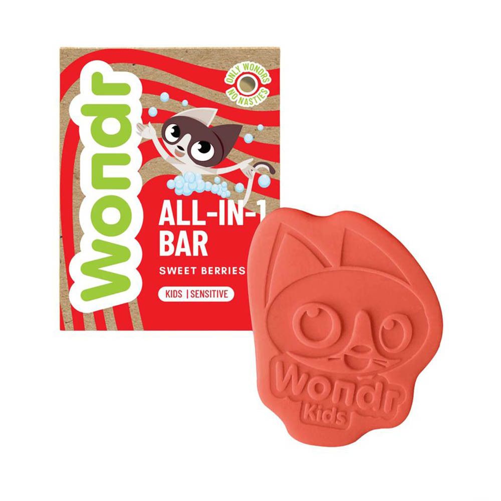 Wondr All-In-1 Bar Kids. Pain de savon rouge en forme de chat à côté de l'emballage. Sweet Berries, pour enfants et peaux sensibles.