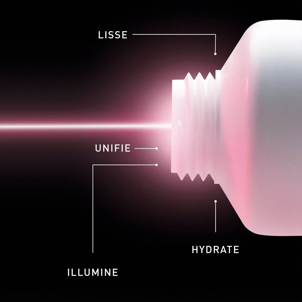 Gros plan du col du tube. Texte: Lisse, Unifie, Hydrate. Illumine.