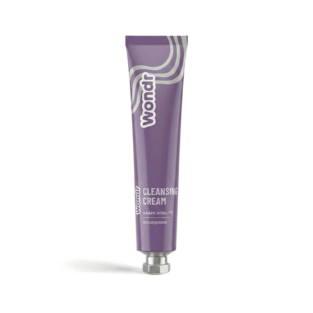 Tube violet avec logo "Wondr" et texte "Cleansing Cream Grape Vitality". Bouchon métallique. Sur fond blanc.