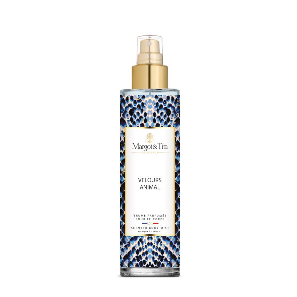 Margot & Tita Velours Animal Brume Parfumée pour le Corps avec tête de pulvérisation dorée et motif peau de serpent.