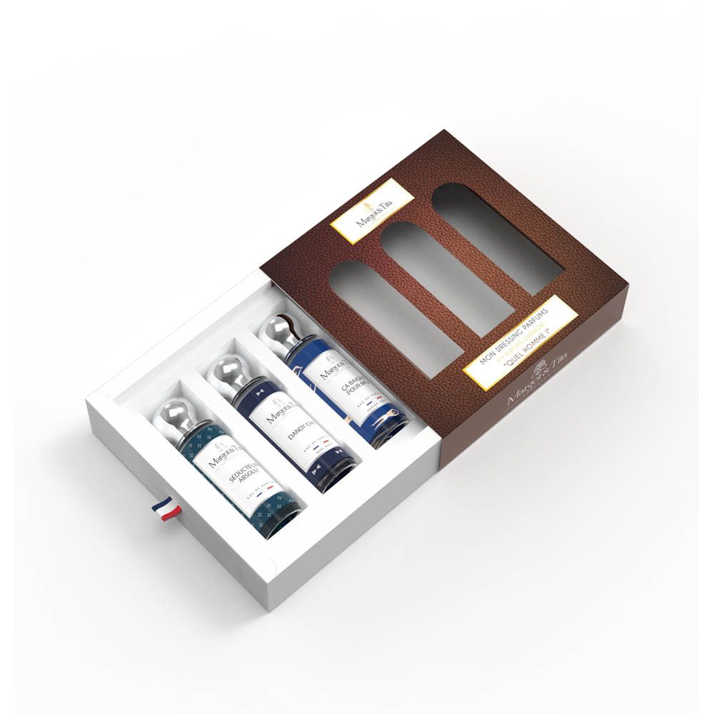 Coffret cadeau avec trois flacons de parfum. Boîte marron avec intérieur blanc. Ruban drapeau français.