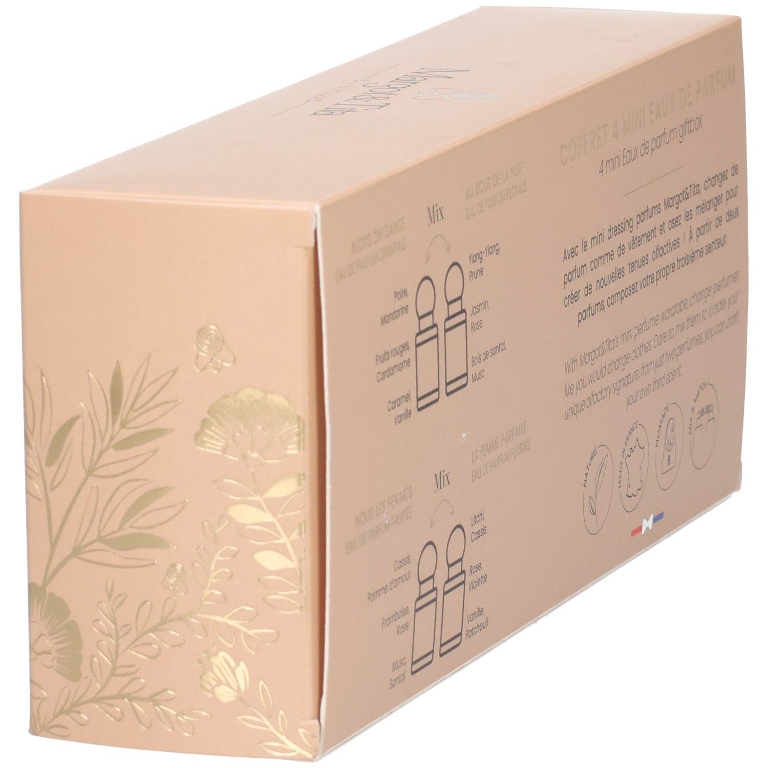 Vue en biais du dos d'un coffret cadeau avec des informations sur les parfums. Boîte beige avec décorations florales et logos.