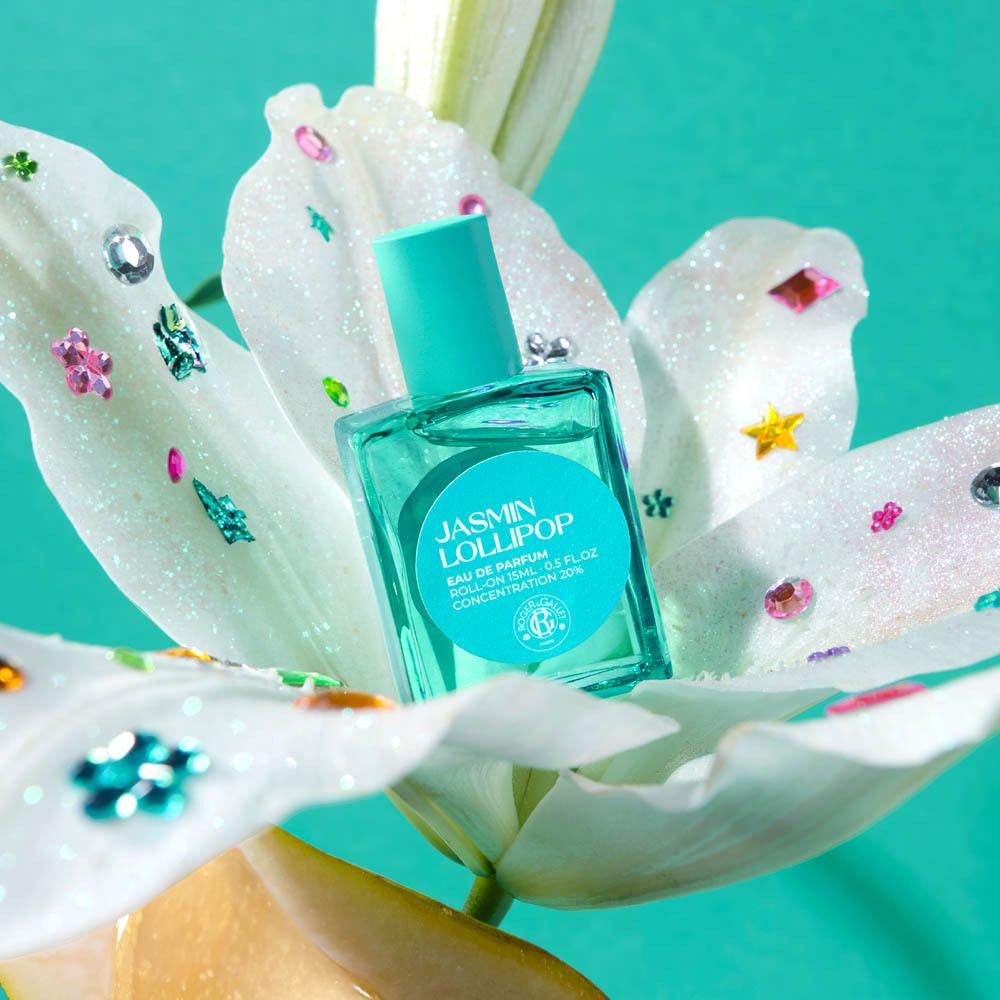 Dos du roll-on Jasmin Lollipop Eau de Parfum. Texte sur fond turquoise. Fleur blanche.