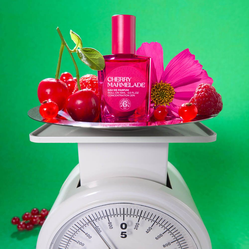 Produit sur une balance avec cerises et fleurs. Marque Roger&Gallet.