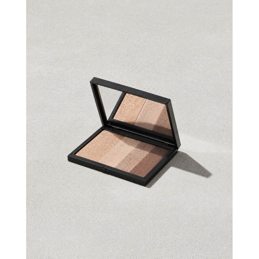 Palette ouverte avec quatre fards à paupières bronzés et un miroir.