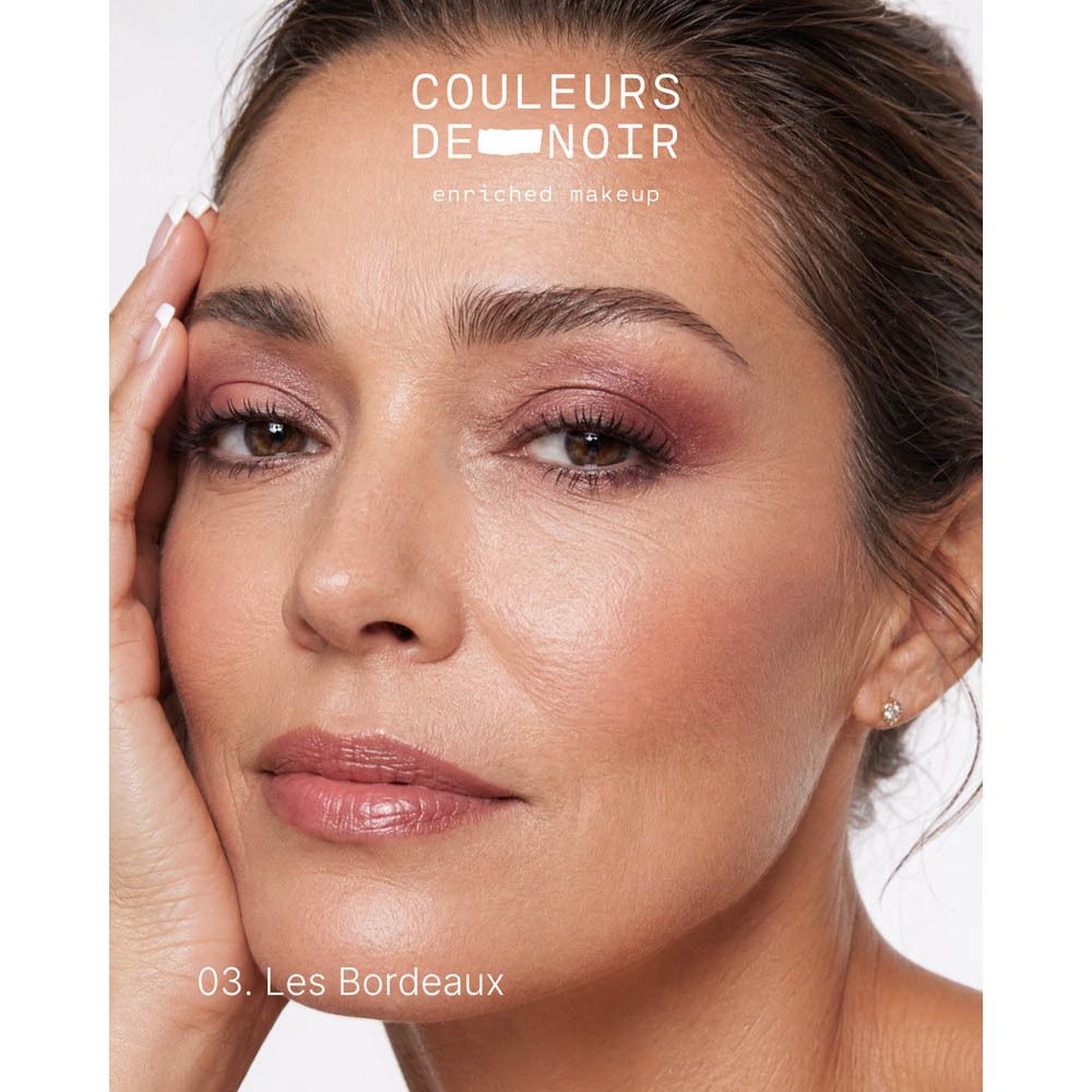Portrait d'une femme avec fard à paupières tons bordeaux, nom du produit visible.