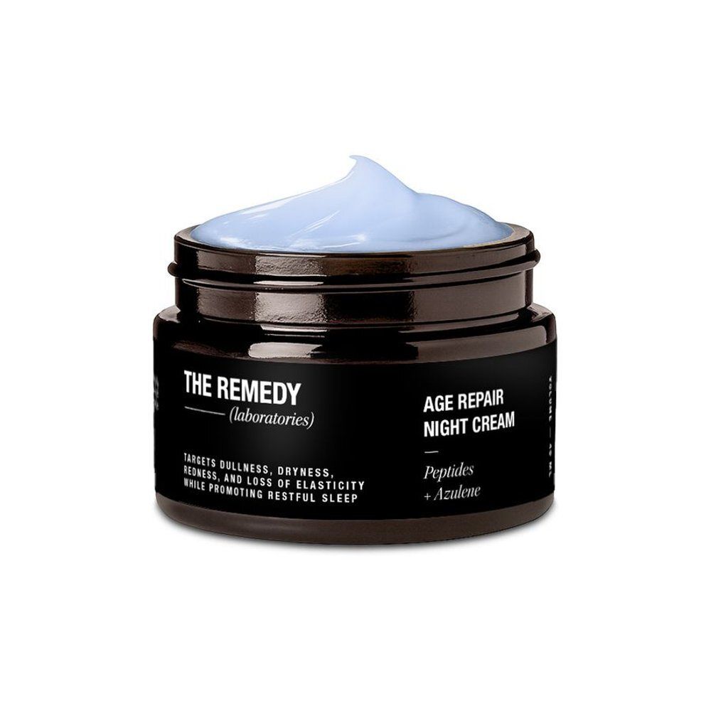 Pot avec crème bleue. Texte : THE REMEDY, AGE REPAIR NIGHT CREAM. Contient peptides + azulène.