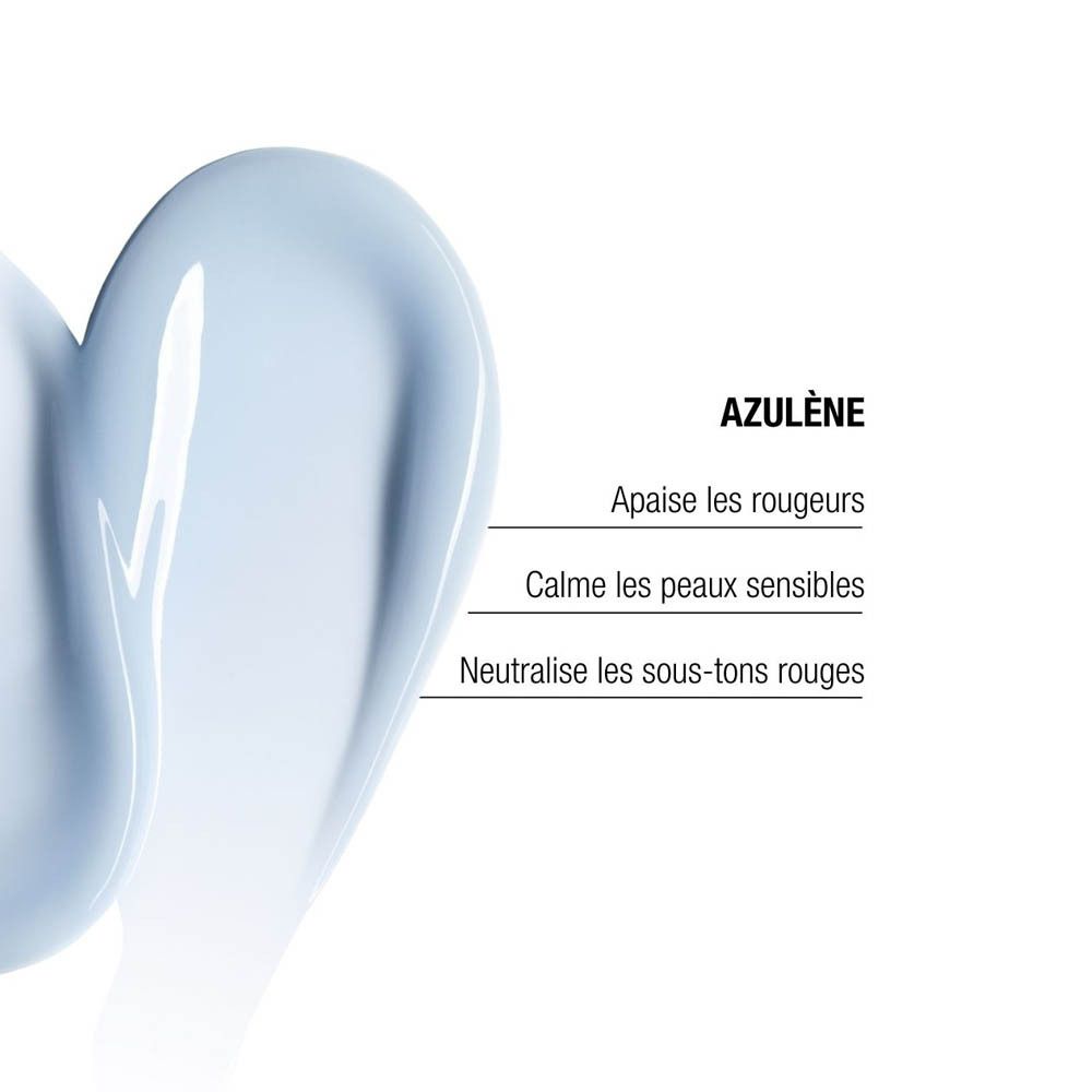 Gros plan de crème d'azulène. Texte en français : Apaise les rougeurs, calme les peaux sensibles.