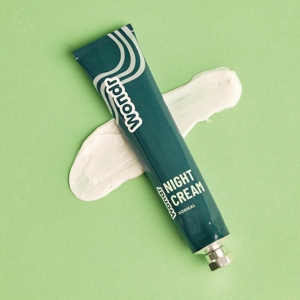 Femme appliquant de la crème, texte "Night Cream".