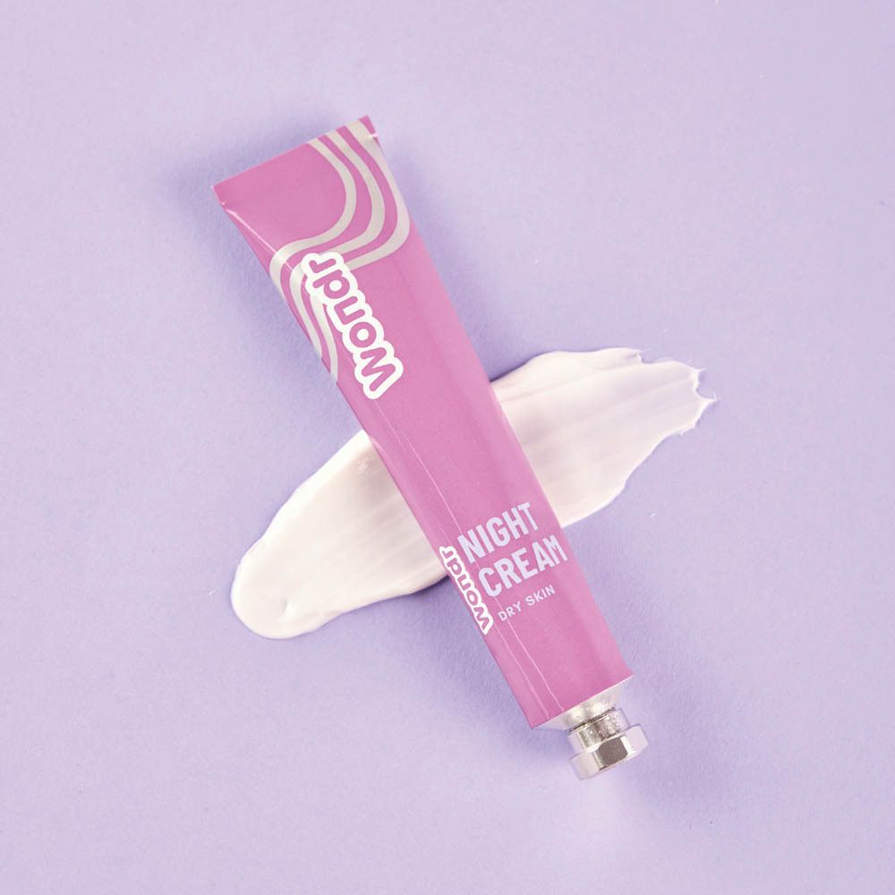 Tube lilas avec inscription blanche "Wondr" et "Night Cream Dry Skin". Crème à côté.