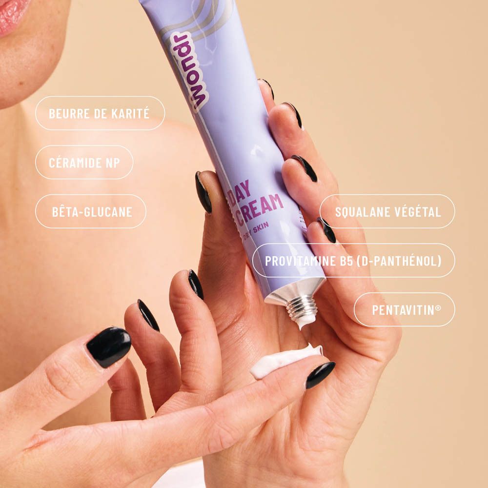 Produit pressé hors du tube. Inscriptions : Wondr, Day Cream, Dry Skin.