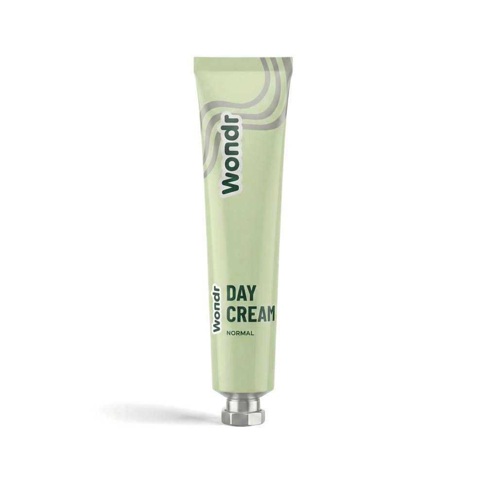 Tube vert clair avec inscription : Wondr, Day Cream, Normal. Bouchon argenté.