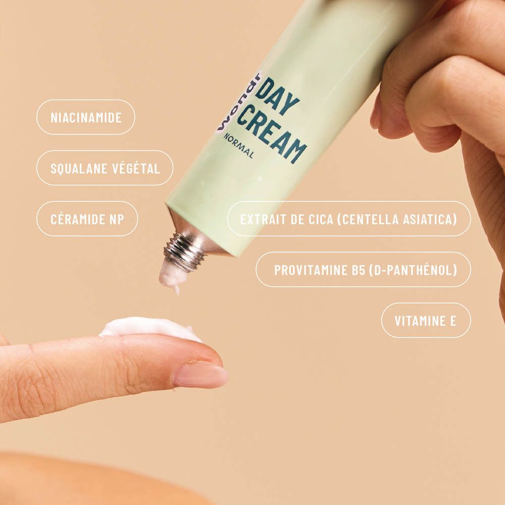 Main pressant la crème du tube. Texte : Ingrédients.