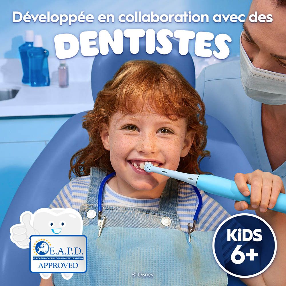 Enfant se brossant les dents avec une brosse à dents. Dentiste en arrière-plan. Texte : Développé avec des dentistes.