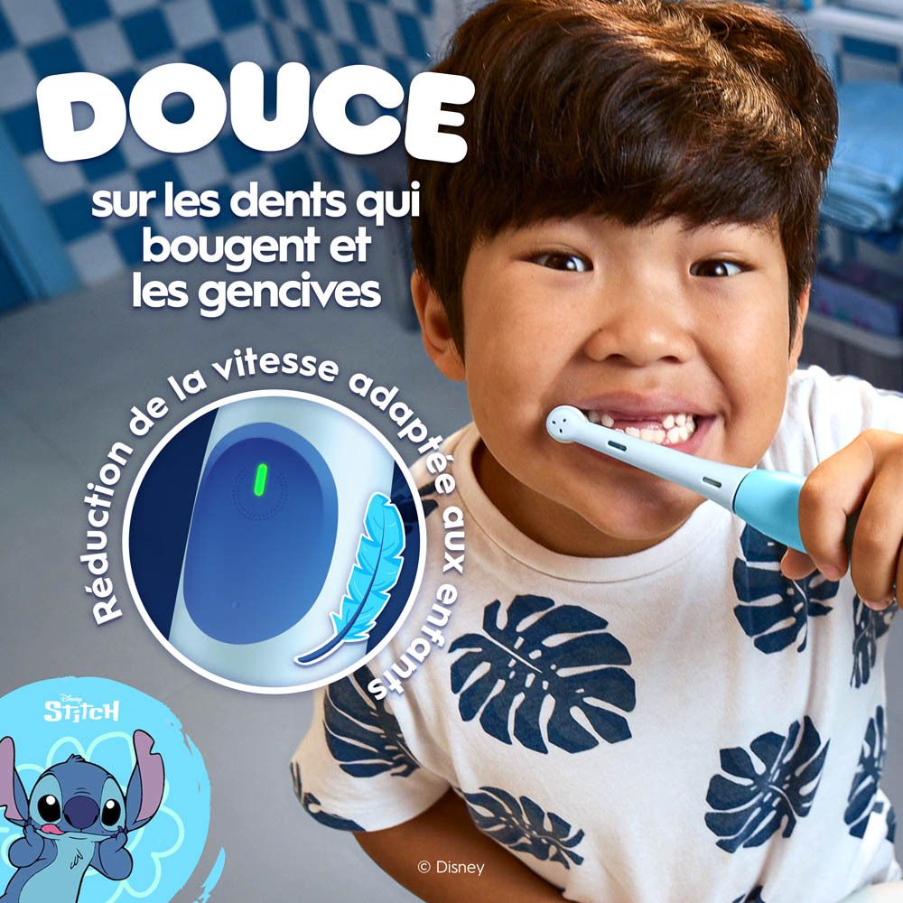 Enfant se brossant les dents avec une brosse à dents. Texte : Doux pour les dents et les gencives.