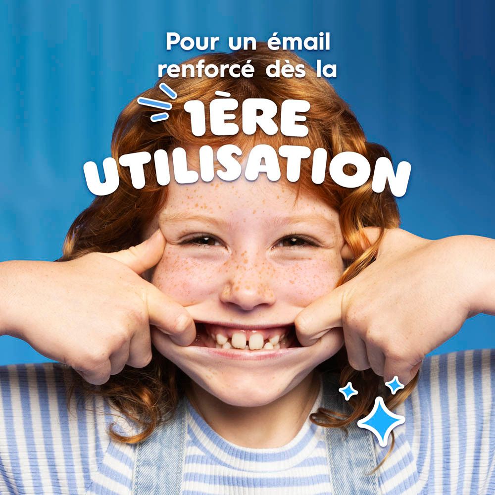 Fond bleu avec texte. Oral-B Junior, dès la 1ère utilisation. Enfant.