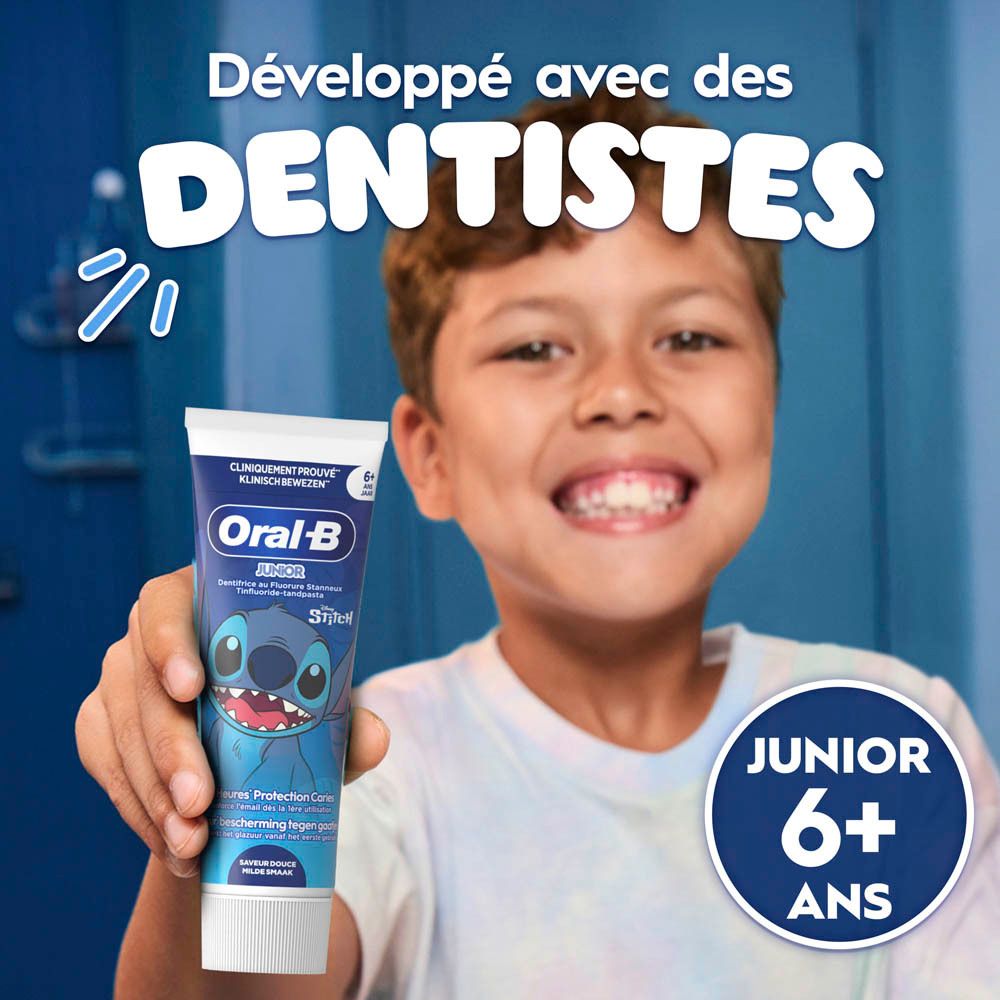 Fond bleu avec texte. Oral-B Junior, développé avec des dentistes. Enfant.