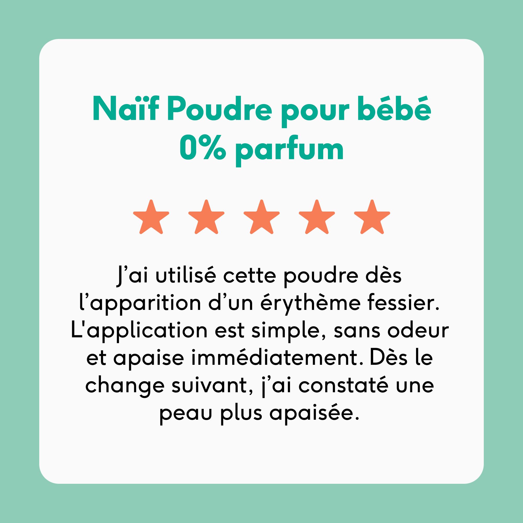 Bébé assis par terre. Certifié Vegan et allergie. Tient un tube.