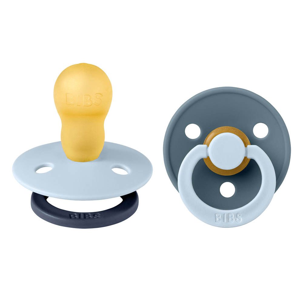 Deux sucettes. Tétine jaune, base bleue avec BIBS. Sucette grise avec anneau bleu.