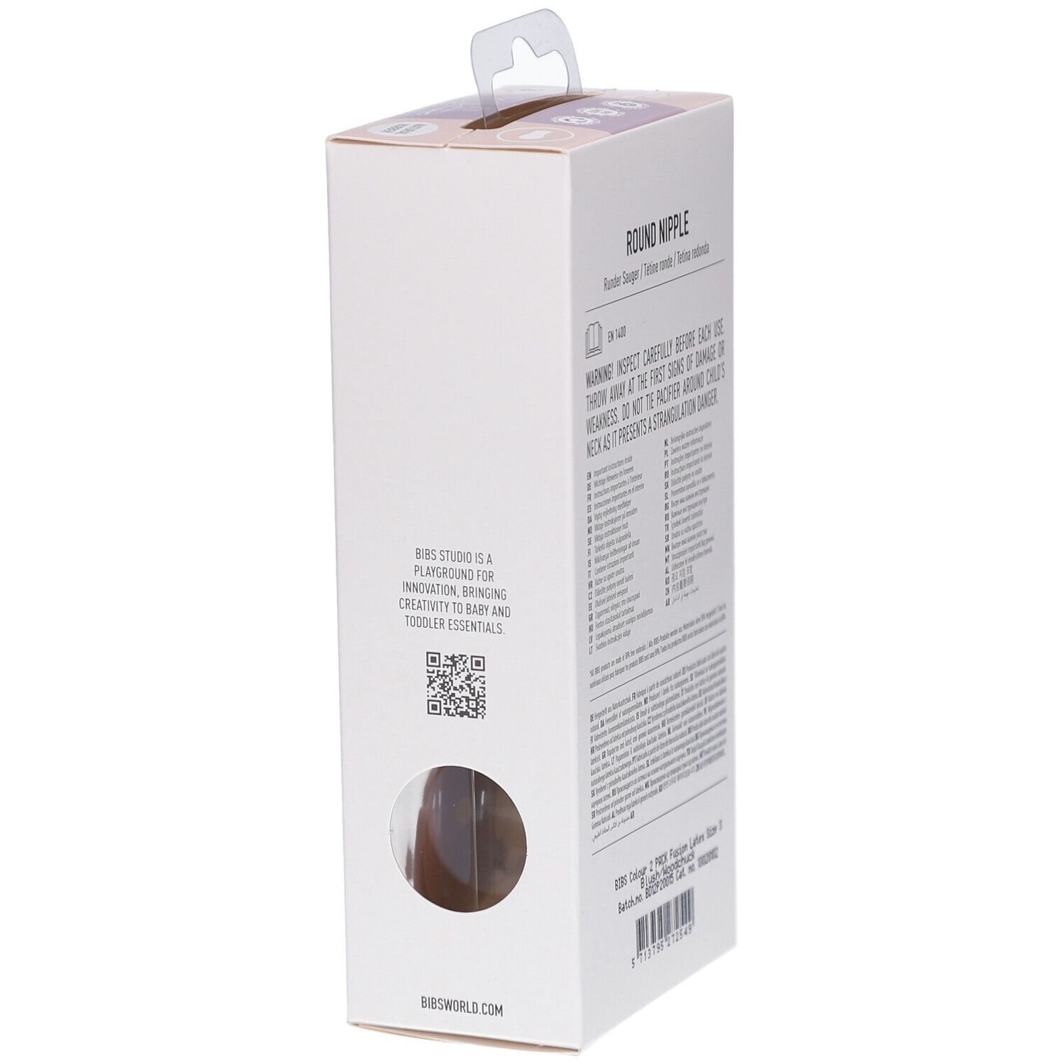 Vue latérale de l'emballage. Texte et code QR. Fenêtre montrant les sucettes. Fabriqué au Danemark.