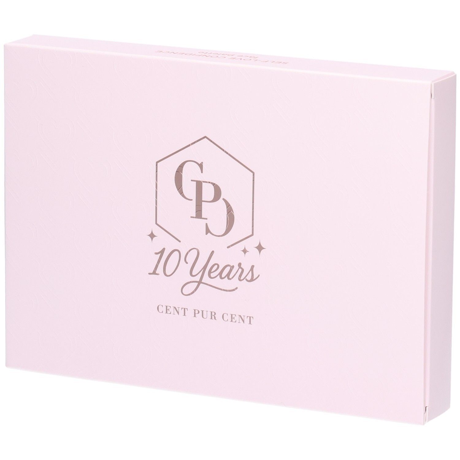 Boîte rose avec logo et texte. Logo : CP dans un hexagone, avec "10 Years" et "CENT PUR CENT" en dessous.