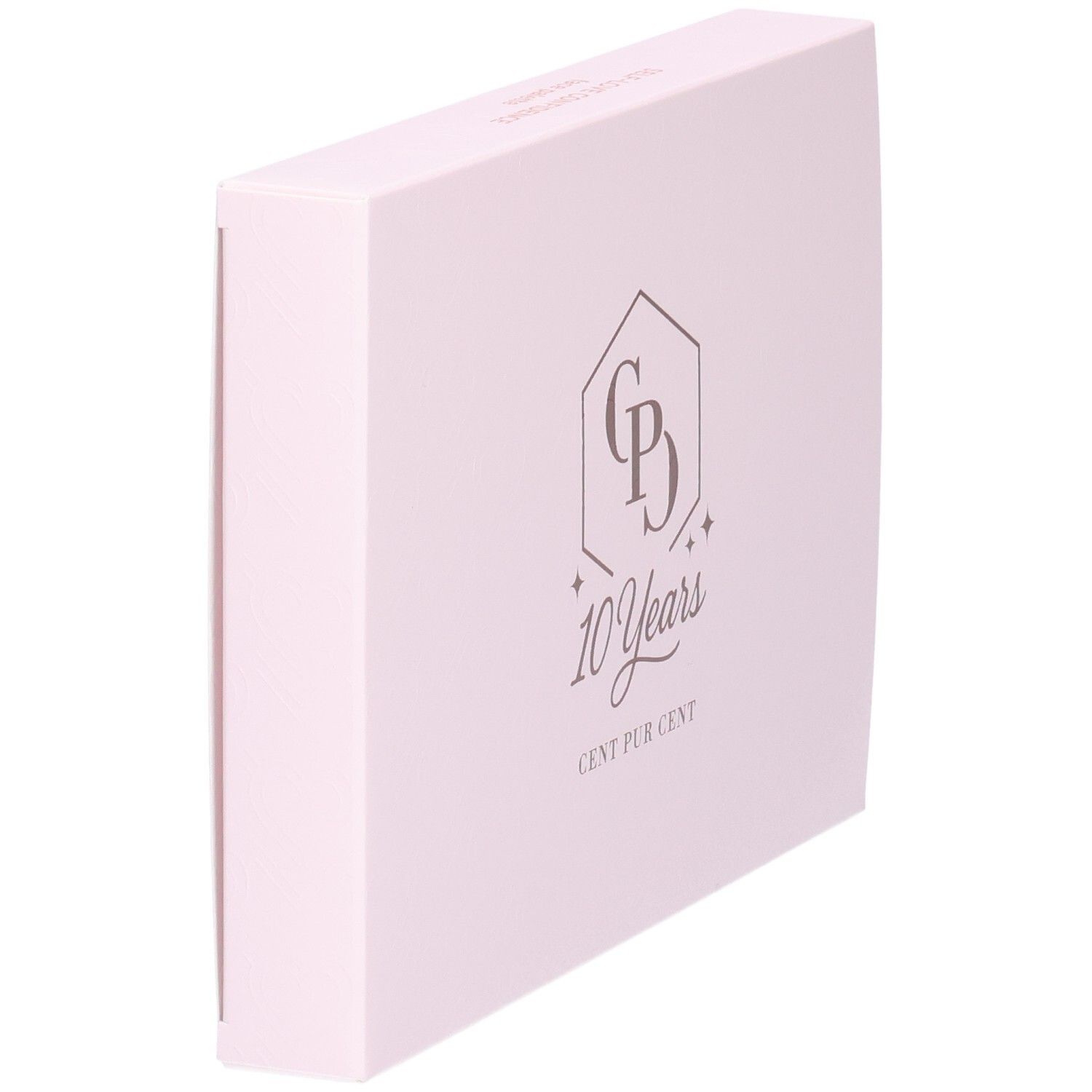 Vue en biais d'une boîte rose. Logo : CP dans un hexagone, avec "10 Years" et "CENT PUR CENT" en dessous.
