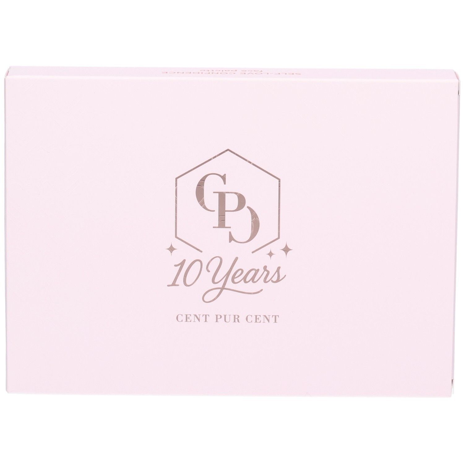 Boîte rose avec logo et texte. Logo : CP dans un hexagone, avec "10 Years" et "CENT PUR CENT" en dessous.