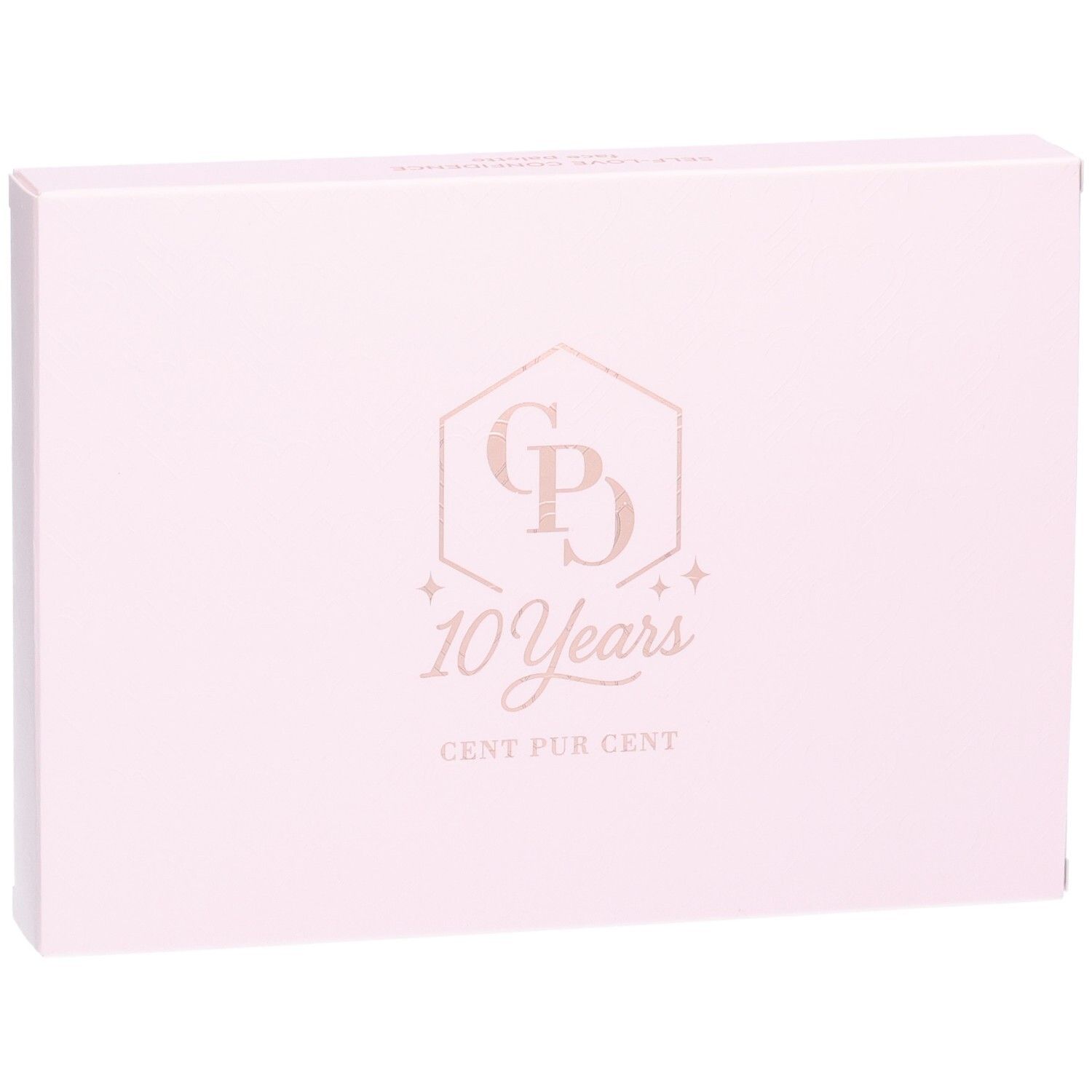 Boîte rose avec logo et texte. Logo : CP dans un hexagone, avec "10 Years" et "CENT PUR CENT" en dessous.