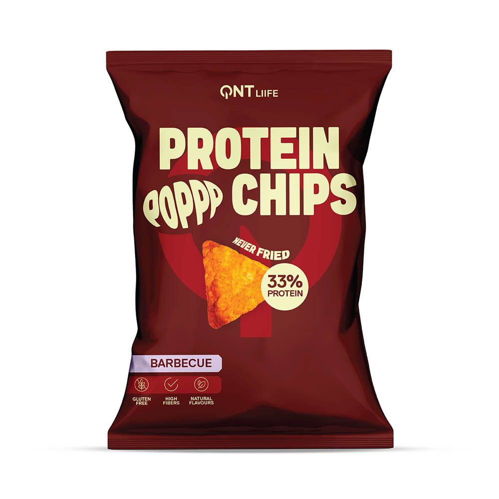 Sachet rouge "QNT Liife Protein Chips Barbecue". Inscription : "Protein Chips", "33% Protein", "Never Fried", "Barbecue".