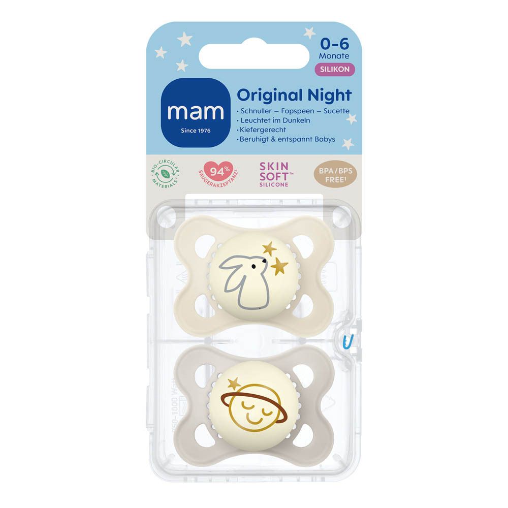 Deux sucettes MAM Original Night en silicone (0-6 mois) dans un emballage. Une sucette présente un lapin avec des étoiles, l'autre une planète endormie.