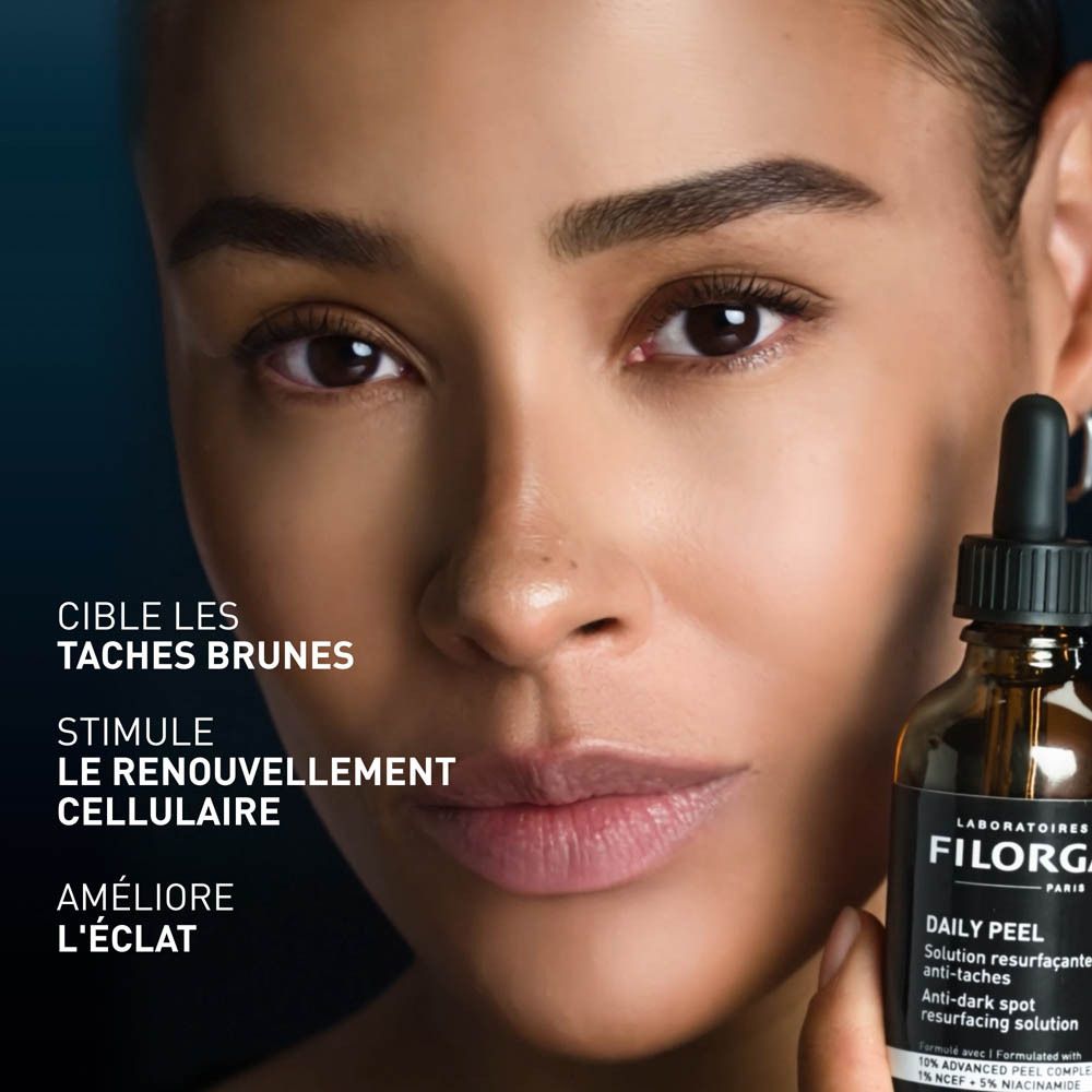 Femme avec peau. Flacon Filorga DAILY PEEL. Texte : CIBLE LES TACHES BRUNES, STIMULE LE RENOUVELLEMENT CELLULAIRE.