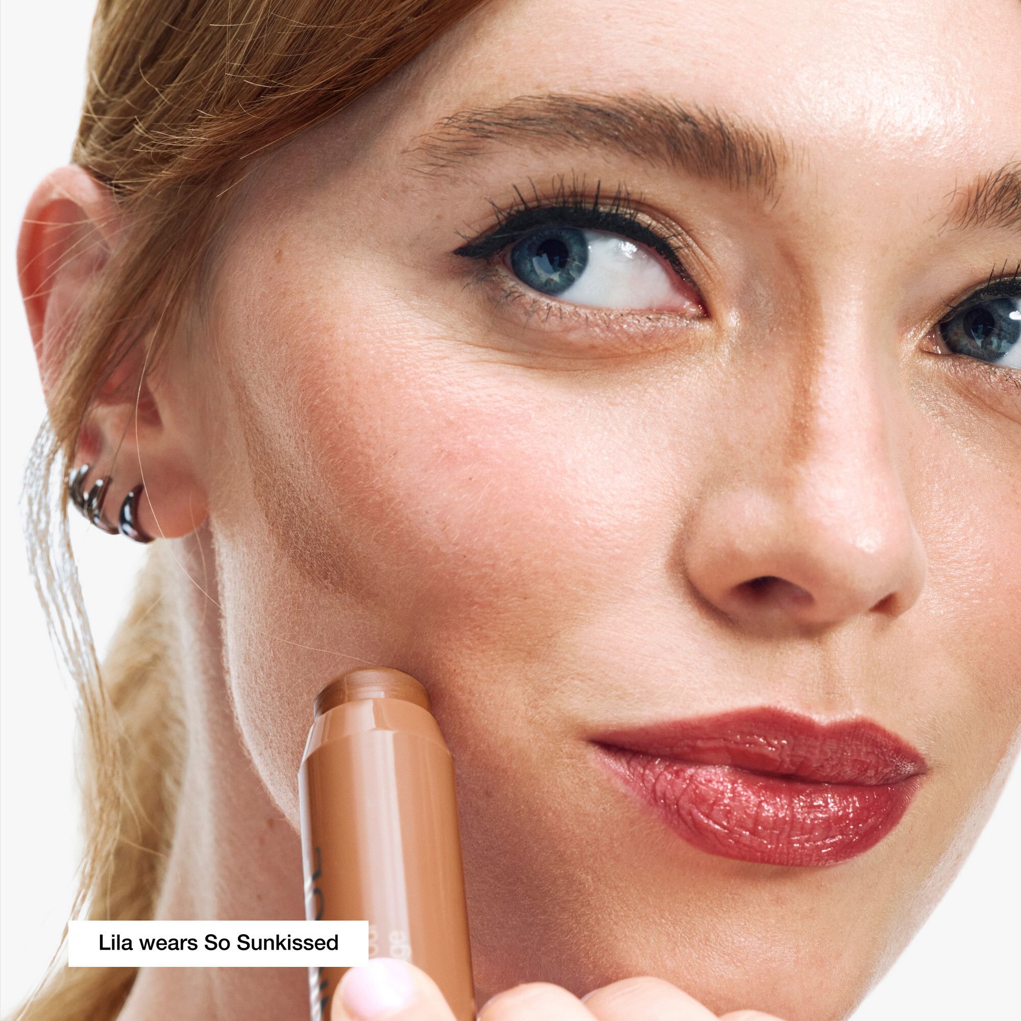 Femme avec Clinique Chubby Stick™ Contour, So Sunkissed. Contouring sur le visage.